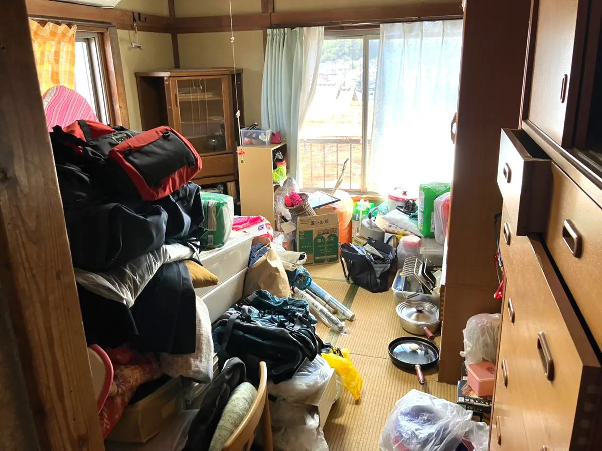 「大型家具と衣類をまとめて回収しました」作業写真