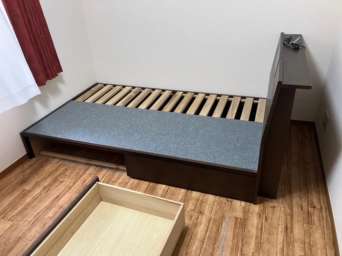 「退去前に不要なベッドを回収しました」作業写真