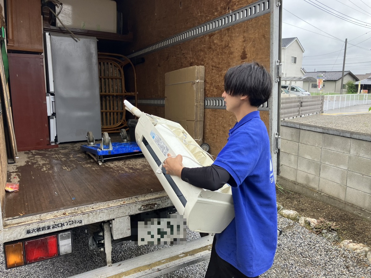 「一人では搬出困難な家具等の回収をいたしました」作業写真
