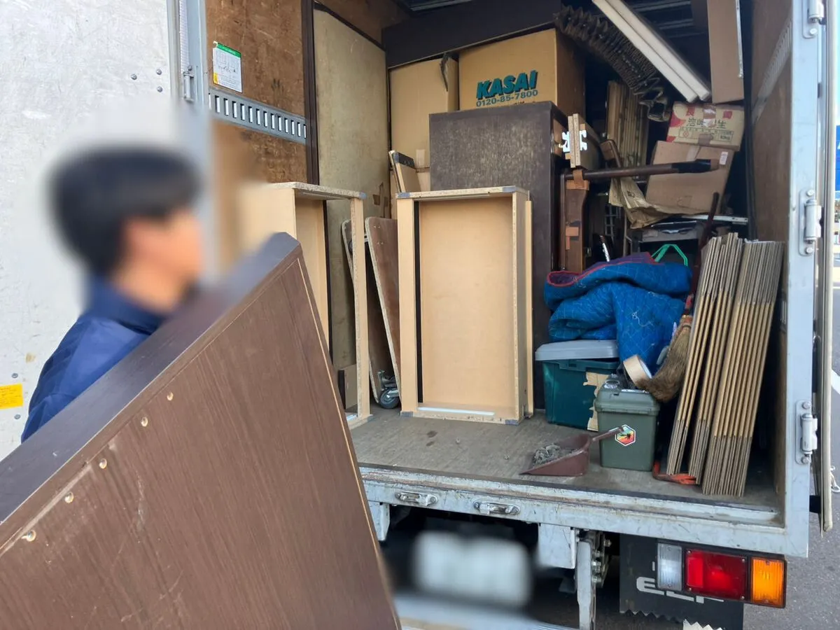 「1LDKのマンションから木材を回収させていただきました」作業写真