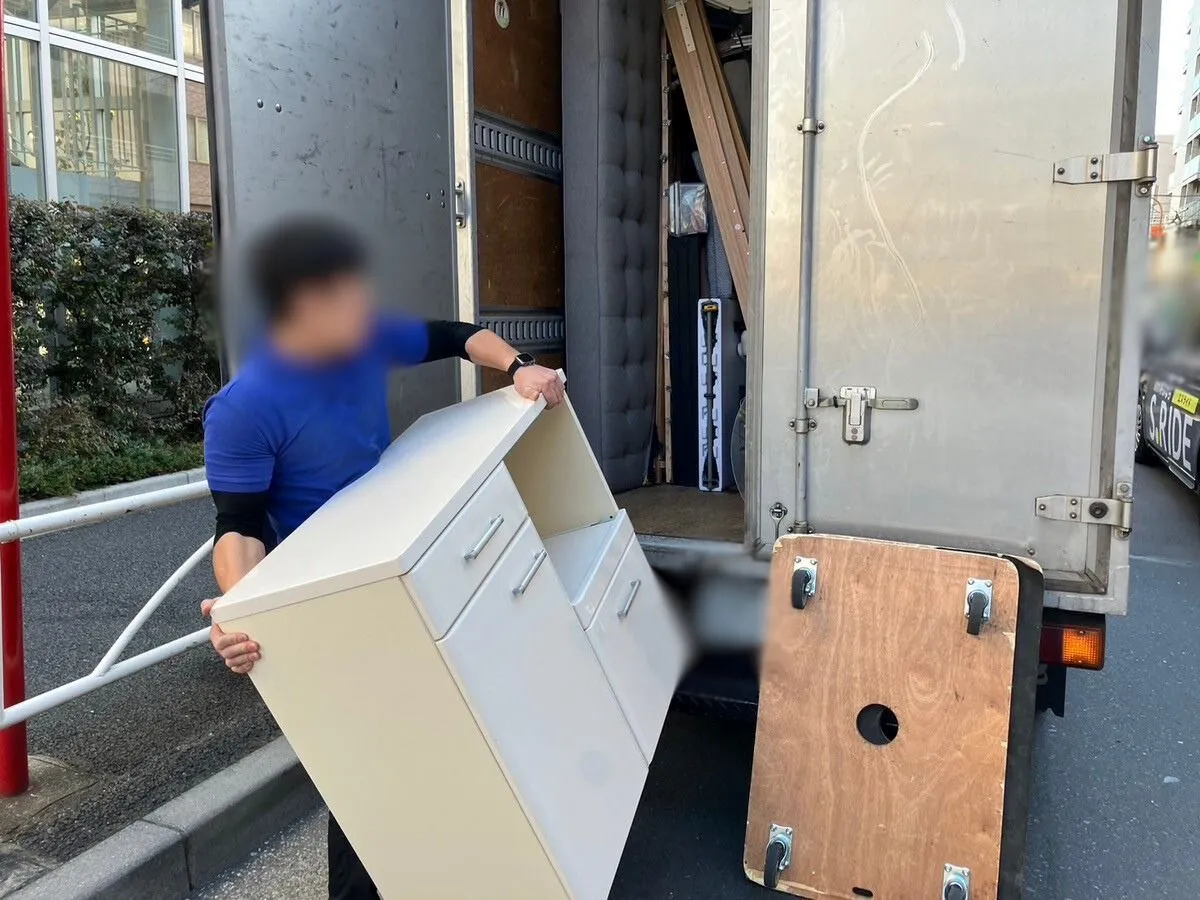 「重くて運べないキッチン棚を回収しました」作業写真