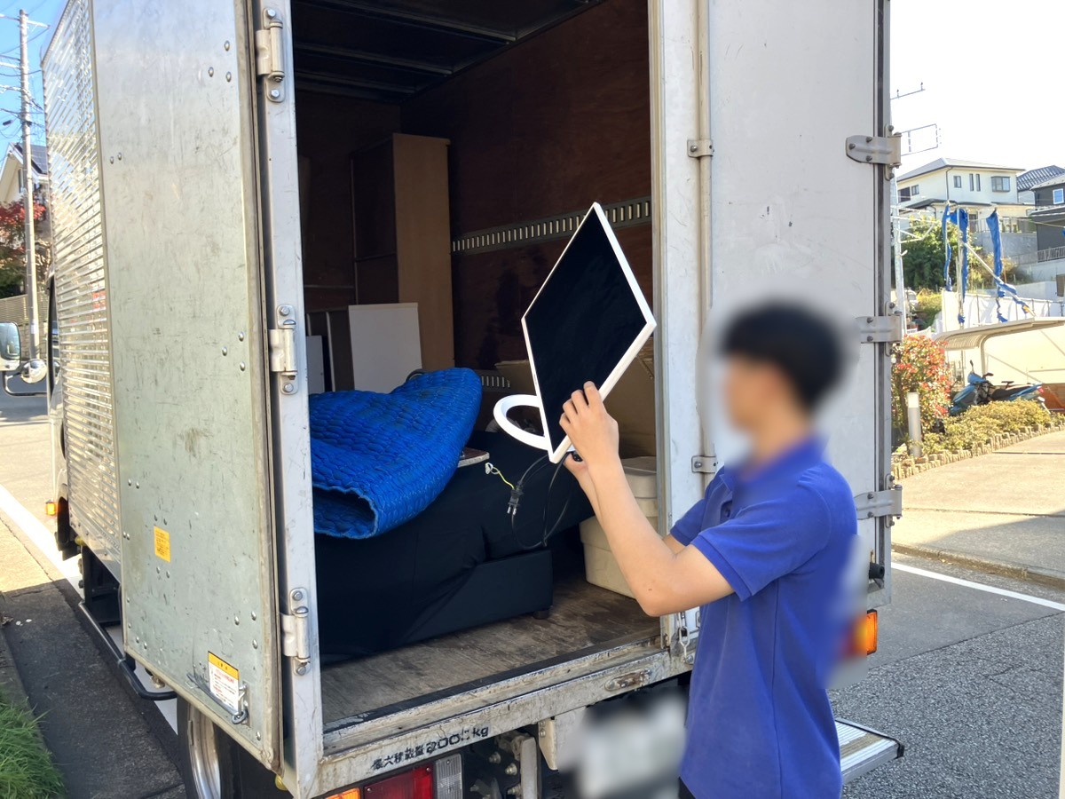 「1Kのマンションのお部屋から薄型テレビを回収しました」作業写真