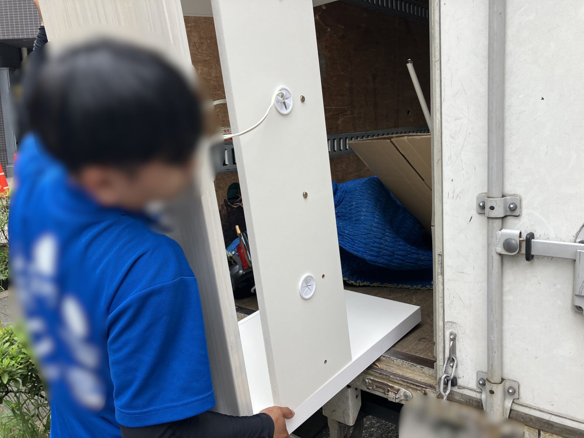 「1Kのアパートのお部屋からテーブルをお引き取りしました」作業写真