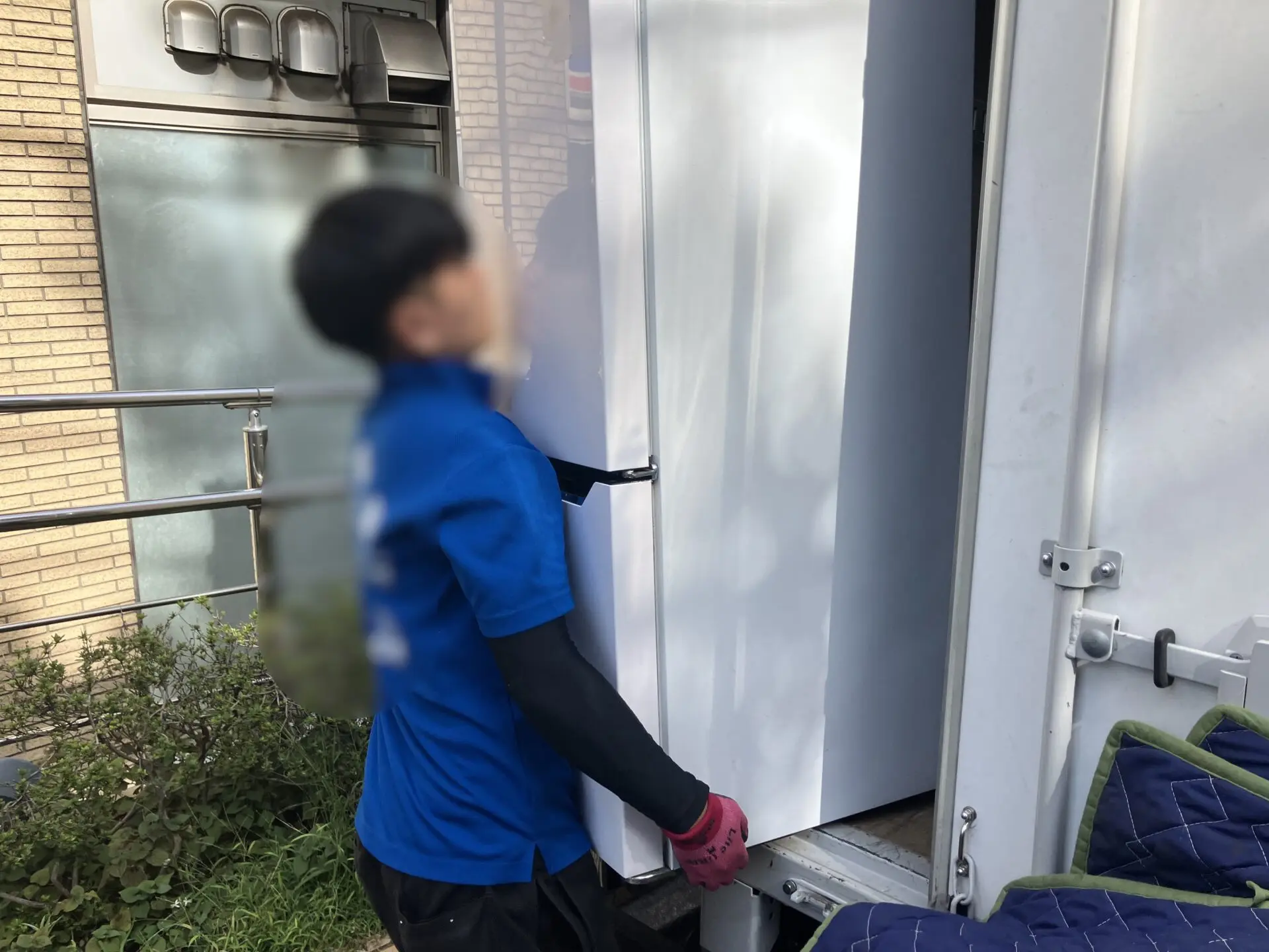 「運び出しが難しい冷蔵庫を安全に回収しました」作業写真