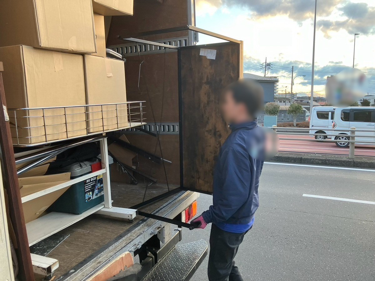 「1Kのマンションのお部屋から机や小物類をまとめて回収しました」作業写真
