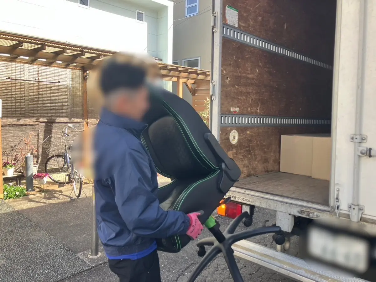 「重くて運べないゲーミングチェアを回収しました」作業写真
